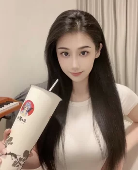 奶茶店大奶熊挺挺妹子听说是喝椰汁长大的