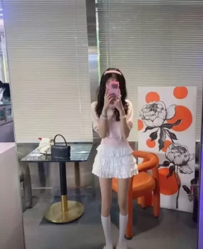 一个做兼职的小妹妹,长的很正点