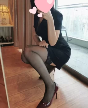 喷水池性感少妇,美腿一绝