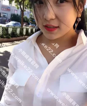 青春良家款自聊自做的大奶嫩妹,外表清床上床特会发骚,女友式关爱
