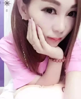 自家享受性感的黑丝长腿美女【上门服务】，穿着情趣开档后入真过瘾