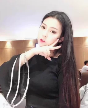 约细腰大长腿美女在酒店干，看她穿着细高跟一边脱一边跳舞，太性感了