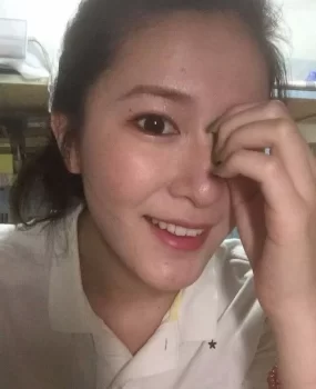 体验大胸白领MM陈娇，红十字小白裙制服诱惑，态度好很健谈，像邻家女孩