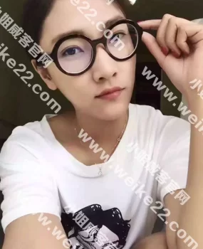 抓紧验证短期下水的95后服装店美女店主，长的真的很漂亮，水多敏感