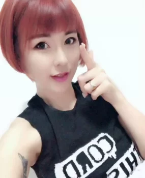 一个身材还可以，可以舌吻，无套口的小姐姐