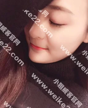 长发诱惑，樱桃小嘴抓着奶子，后入式狠狠的插入