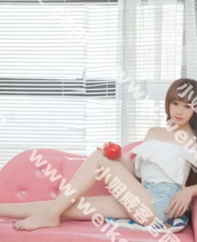 双飞姐妹花，一个老练一个粉嫩，真是舒服！