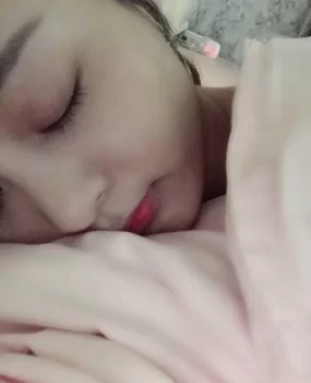 约会夏夏MM年轻貌美，雪白嫩滑服务好干得她嗷嗷大叫