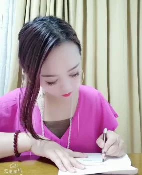 做美容的小妹妹