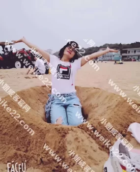 少妇，放的开。姿势随意，加个正常