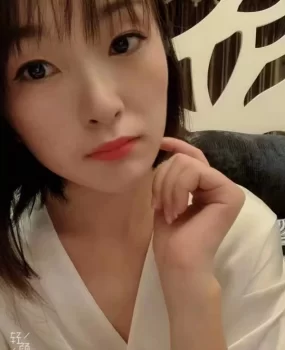 较清纯的妹子，年轻漂亮身材好。