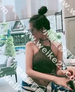 我特爱这个妹子给我口交，好像在吃冰淇淋一样