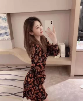 超爽的体验！！高端气质嫩模兼职，腰细腿直，爽到怀疑人生