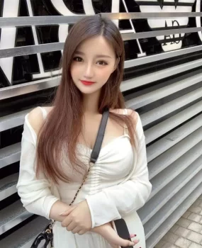 爆乳兼职嫩模，年轻漂亮，身材火辣，完美小情人