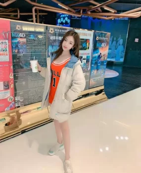 妹子很嫩很漂亮，三点全粉，后进式被干得趴下求饶