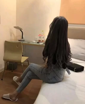 短发性感，胸大漂亮，真不错