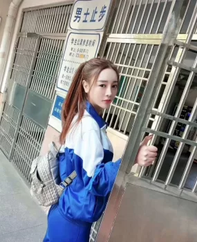 18岁D杯小萝莉，逼紧水多，制服诱惑，给人前所未有的感觉