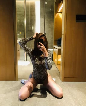 第一次干这么性感的美女，身材好到爆，估计是经常健身，水真多