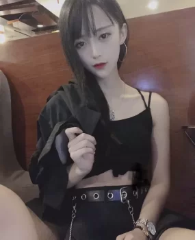 草了一个刚做不久的小妞，看起来才十几20岁吧