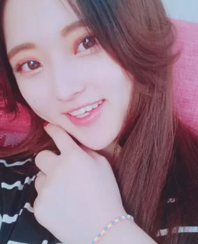 粉嫩萌妹子。被肉棒插入 骚水直流