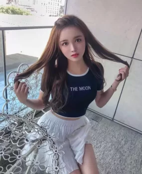 验证极品学妹，粉色木耳，皮肤白嫩，性感超清纯！