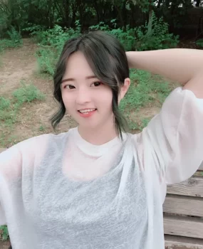 粉嫩萌妹子。被肉棒插入 骚水直流