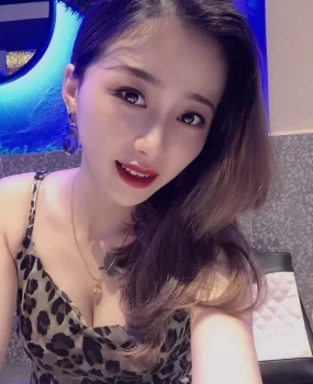 36D巨乳翘臀活好下面那么多水还那么紧做了3次…