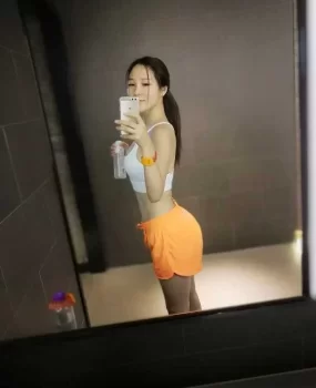 穿着黑色情趣内衣，包里还有震动棒