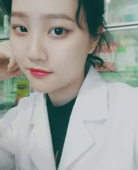 漂亮的兼职实习护士嫩妹