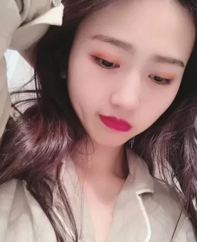 刚发倔的一个小美女