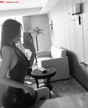 外表好冷气质美女,实贼骚的很,水多b紧,价格公道