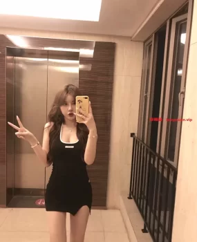 床上尤物七七，有阴推臂推，眼神撩人  较骚