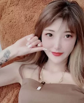 年轻水多，前凸后翘极品mm,气质妖娆，让你想入非非,各种姿势 随意挑战！！