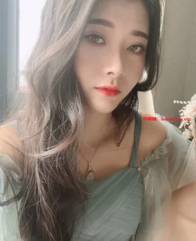 清纯迷人小姐姐刚下海,请小哥哥们多多指教