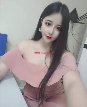 三亚身材苗条的年轻妹子