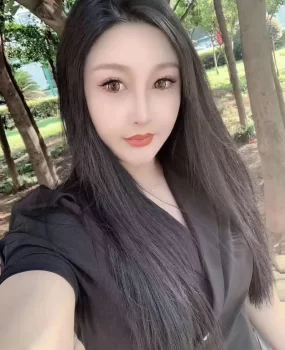 约兼职重庆辣妹子，火爆身材，粉红色奶头，逼也紧