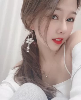 体验新来的性感美女雨婷兼职