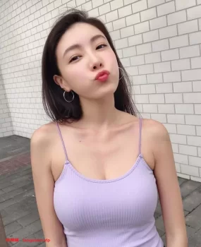 穿紧身衣和丝袜诱惑的发浪火辣身材妹被弄的爽声连连