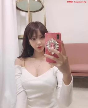 身材火辣小模特，性欲满满很敏感，轻轻挑逗一下就让我不停日她