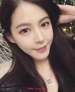 阴毛很秀气奶子很大的妹子被塞的满满的