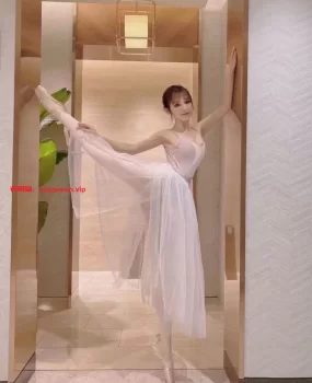 厦门清纯小嫩妹，刚下海不久，还需要各位狼友来开发