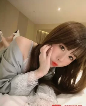 河北唐山。新茶到店，丝袜大长腿。被帅哥操到两腿抽搐。床单到处都是水。