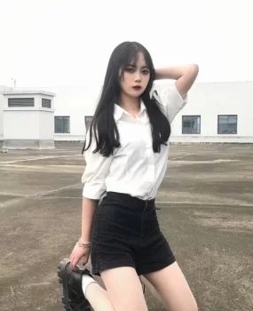 河南清纯反差小仙女,无毛小馒头竟是消防栓,床单湿了一大片